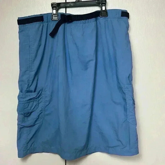 Columbia Women’s Skirt with adjustable belt and cargo pockets - Picture 2 of 9